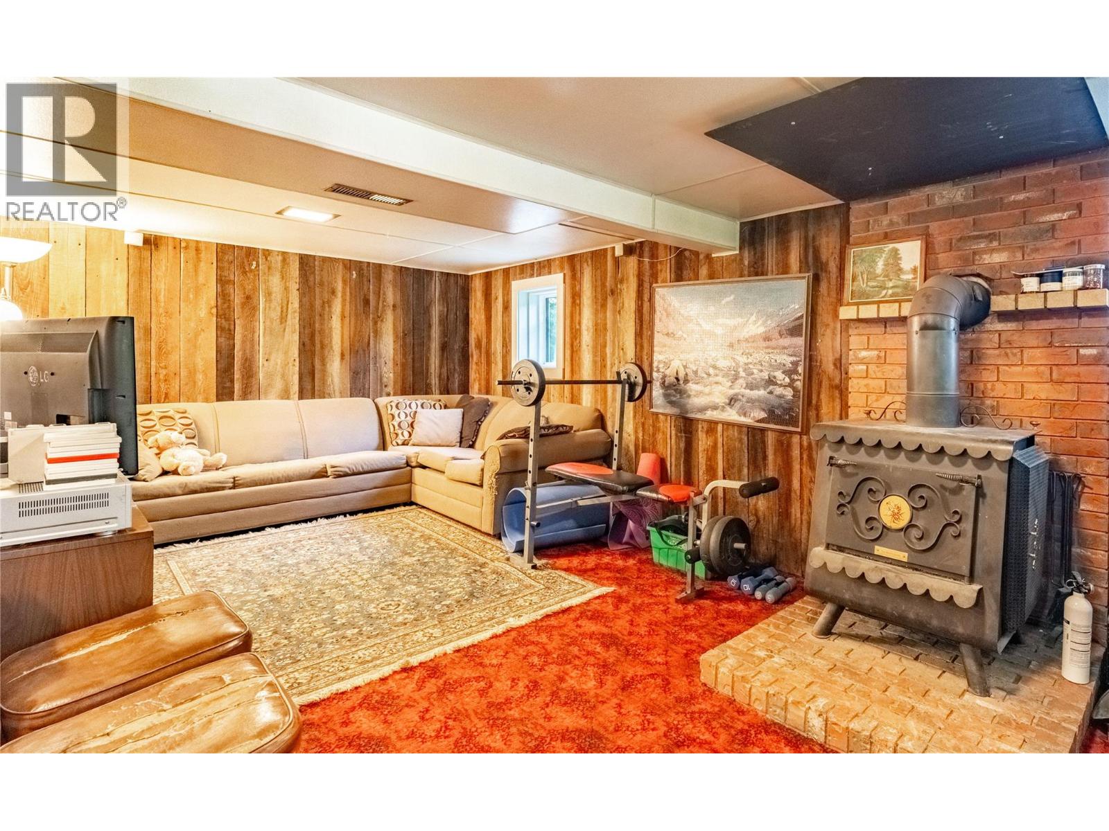 702 IBBITSON Street - 28
