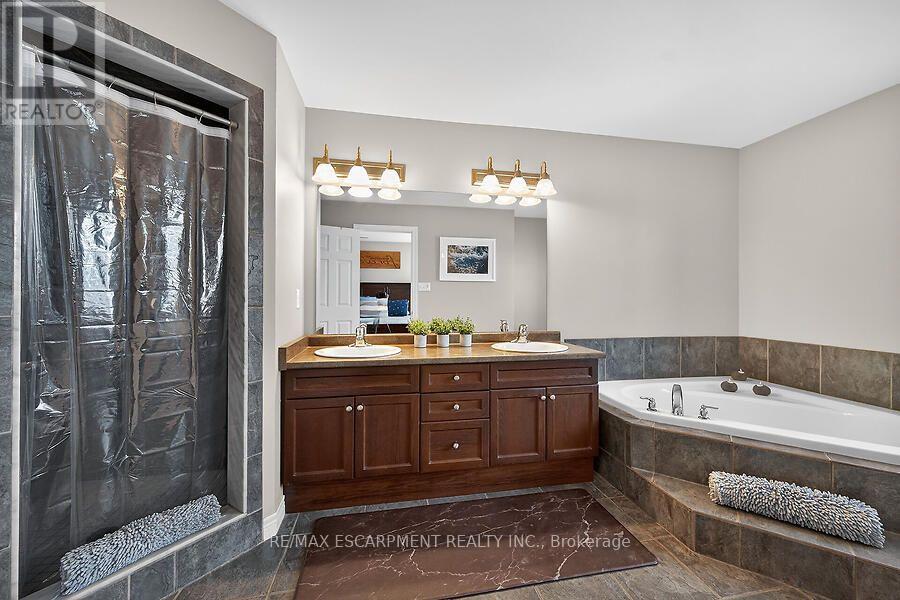 25 SOUTHWOOD CRESCENT - 27