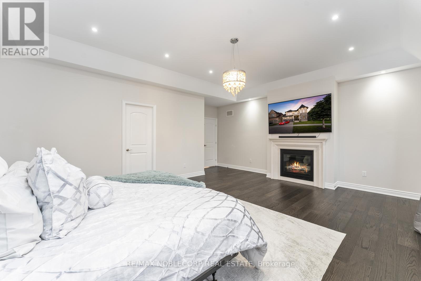 91 WOODGATE PINES DRIVE - 22