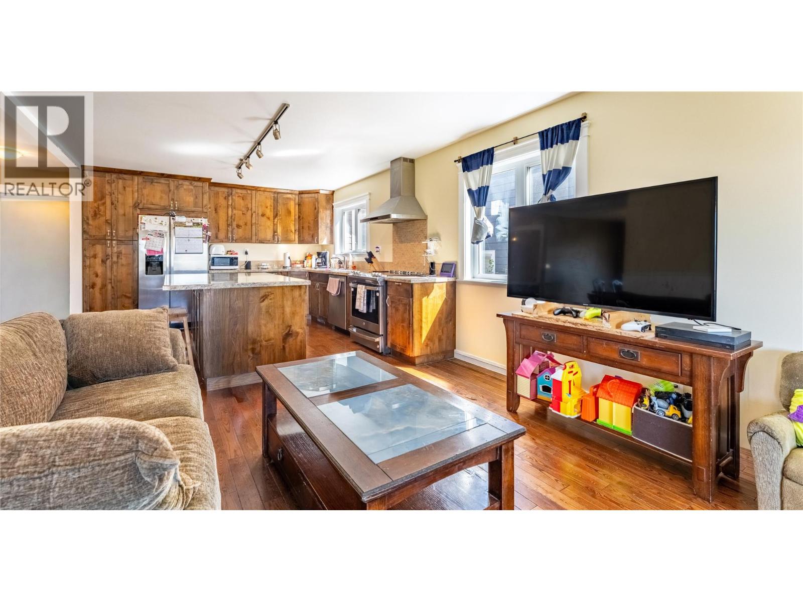 902 Murdoch Street - 3