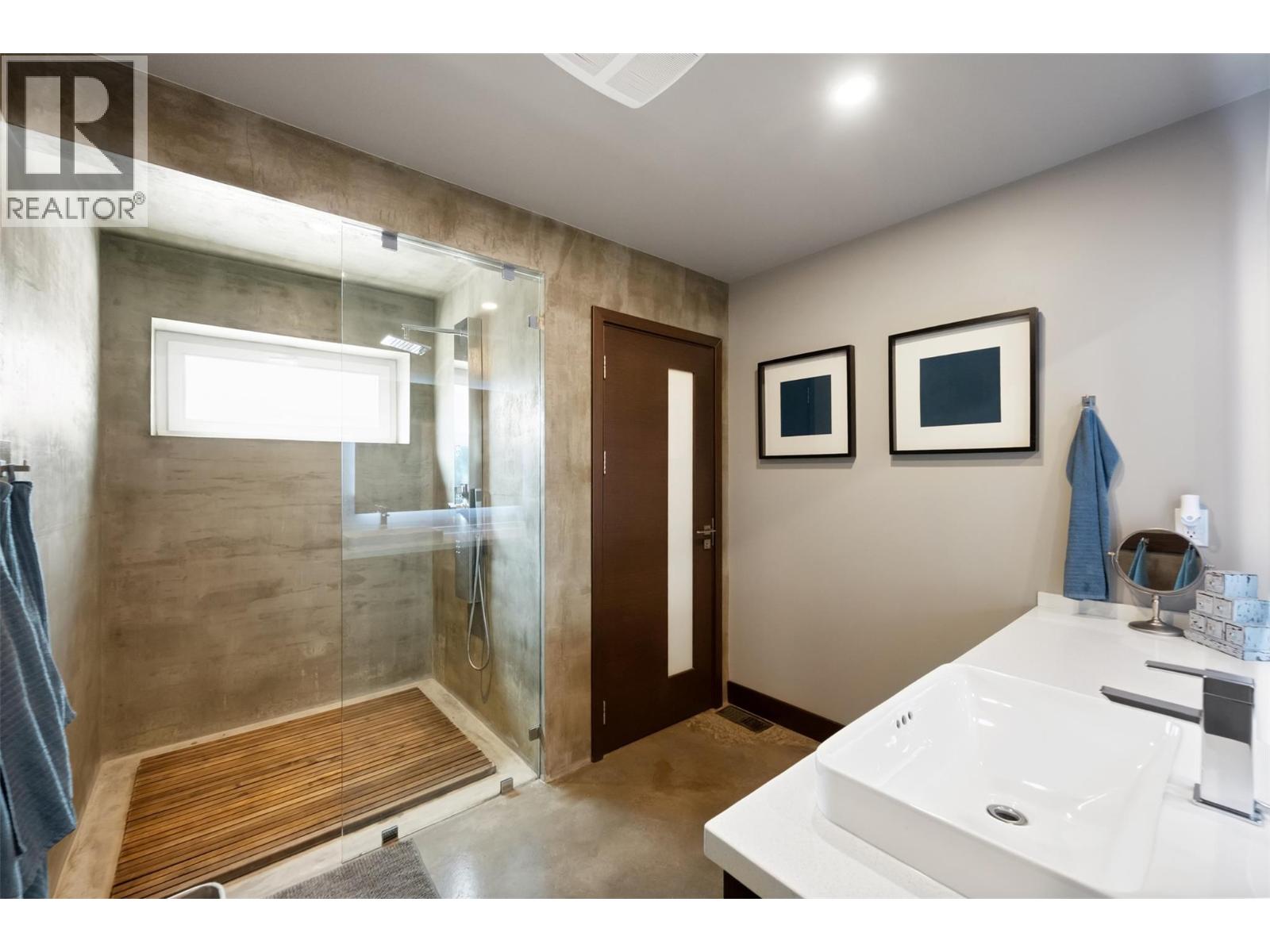 111 Hyslop Drive - 36