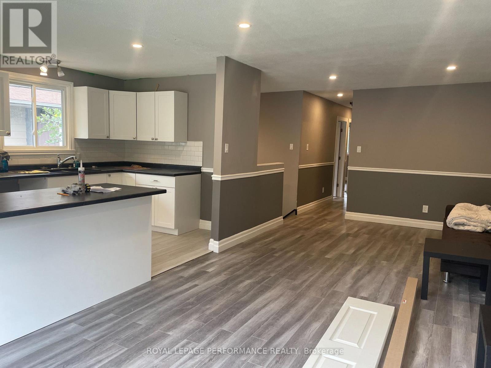 624 DUNDAS CRESCENT - 2