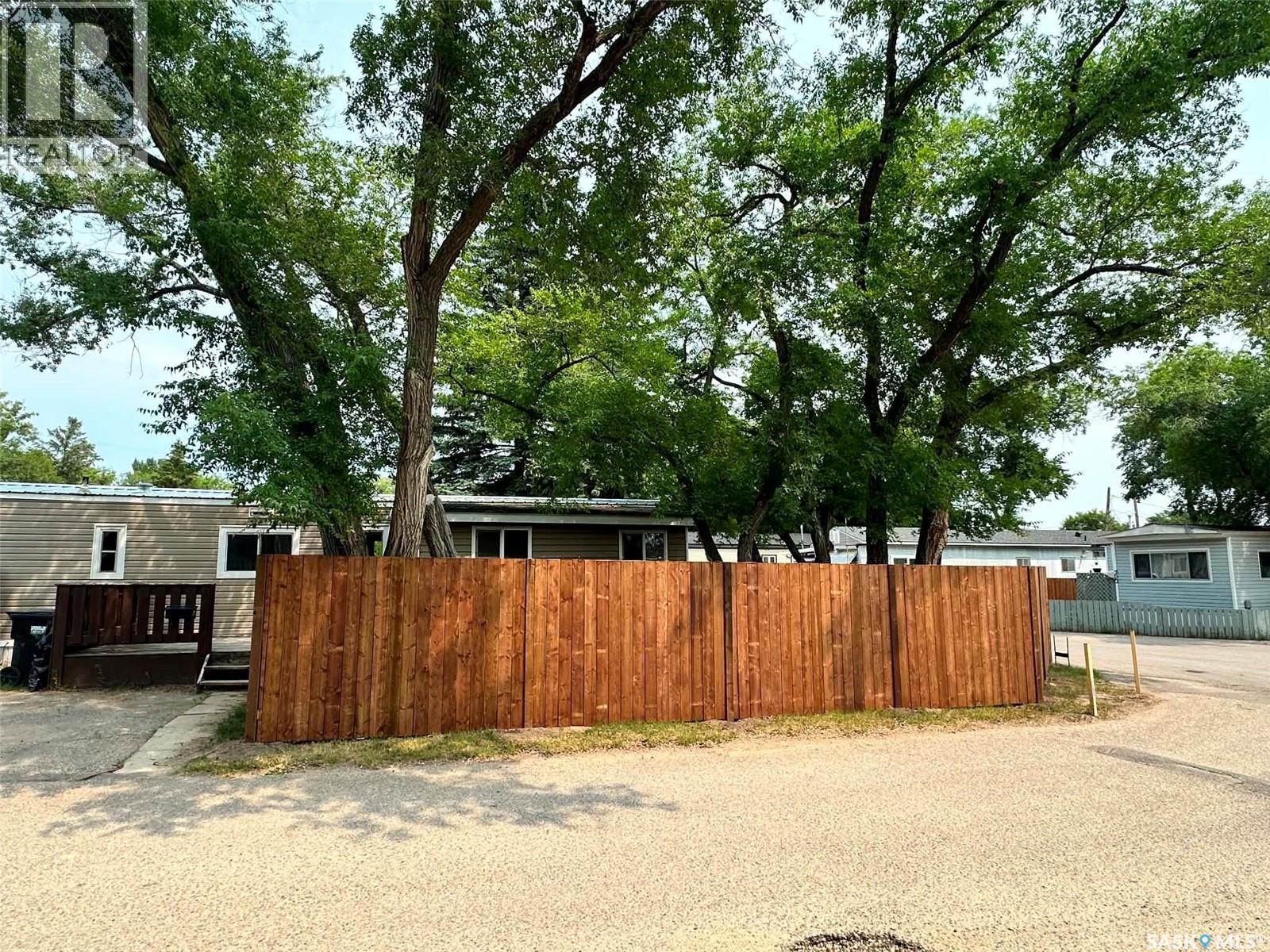 300 1524 Rayner AVENUE — photo 2