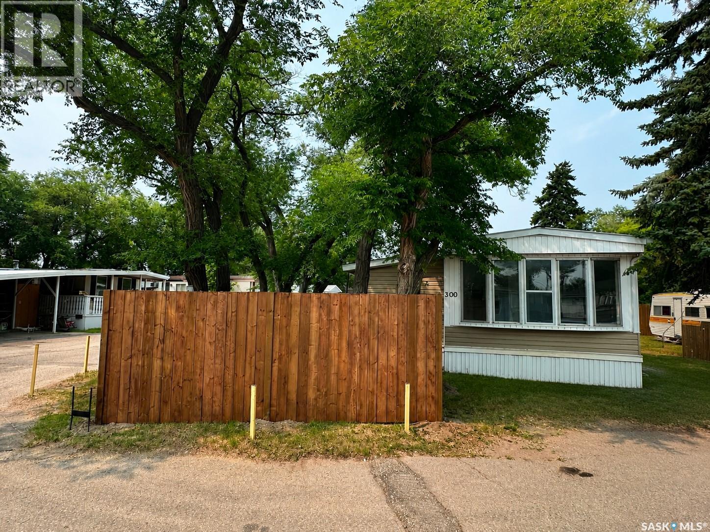 300 1524 Rayner AVENUE — photo 5