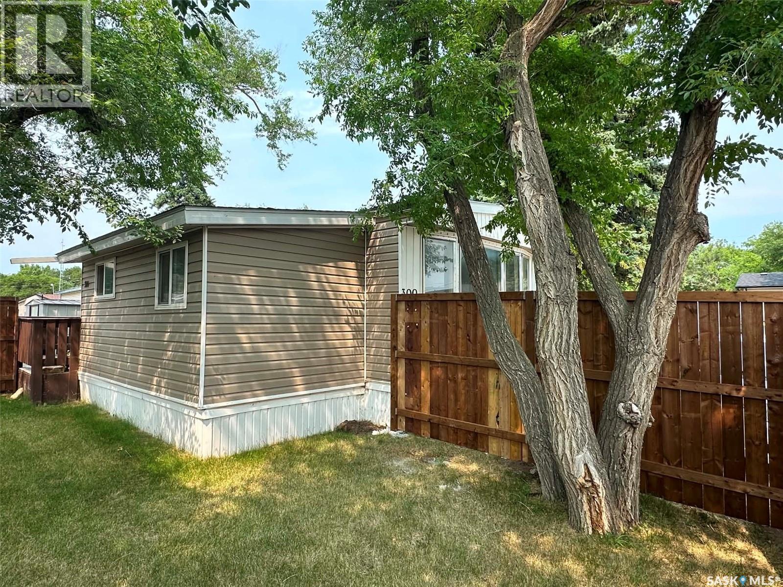 300 1524 Rayner AVENUE — photo 4