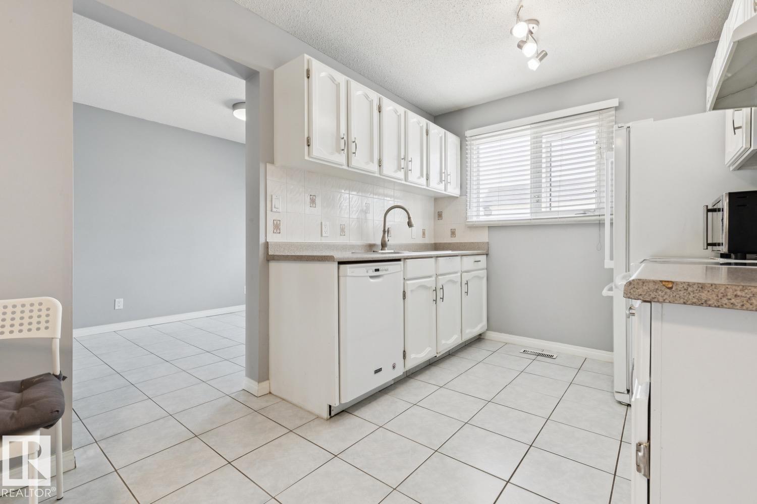11421 22 AV NW - 9