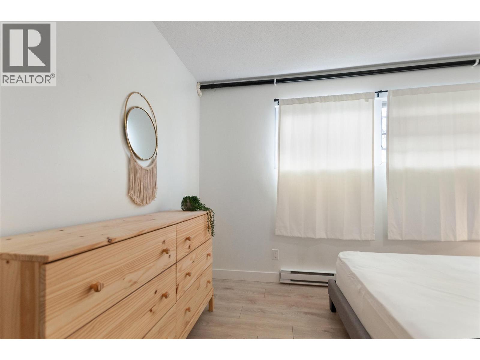 1611 Elm Street E - 9