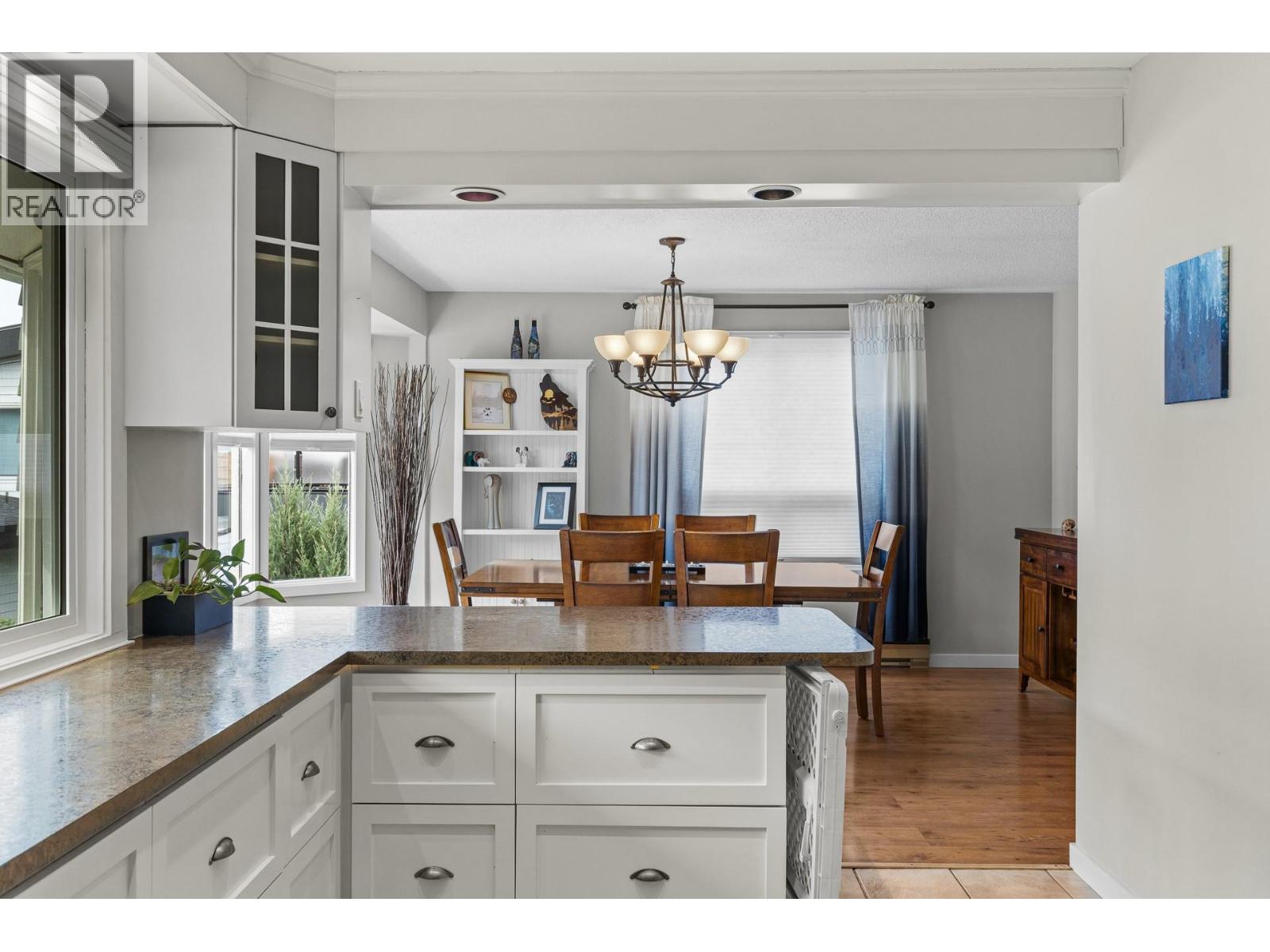 353 Clifton Road S - 12
