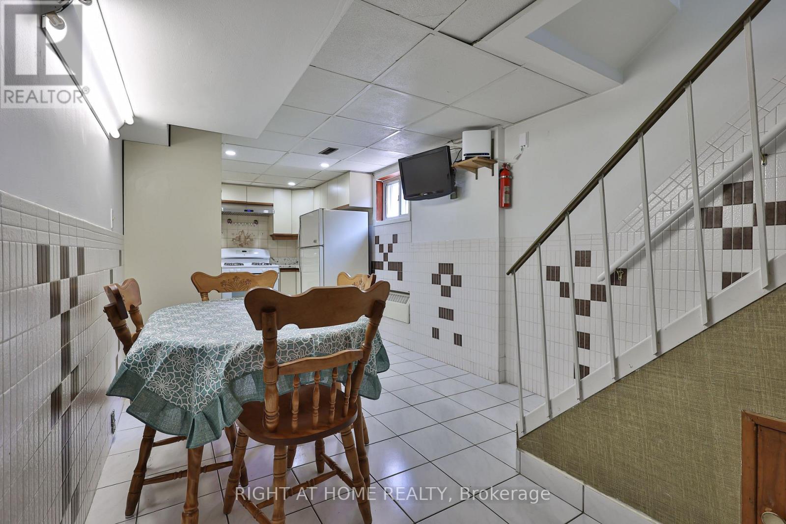 25 LARCHWOOD ROAD - 30