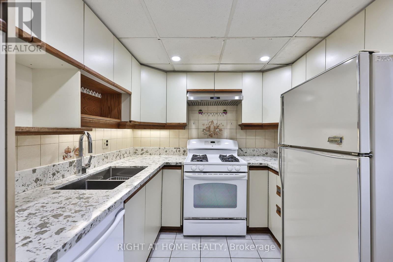 25 LARCHWOOD ROAD - 32