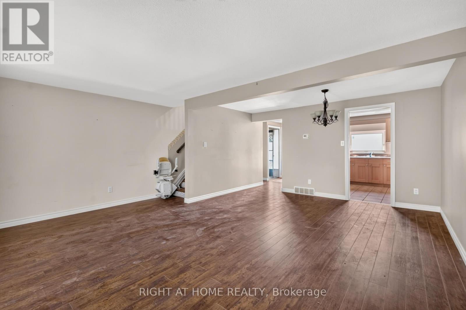 #11 215 GLAMIS ROAD - Image 10