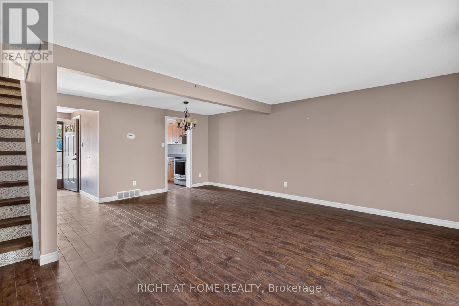 #11 215 GLAMIS ROAD - Image 11