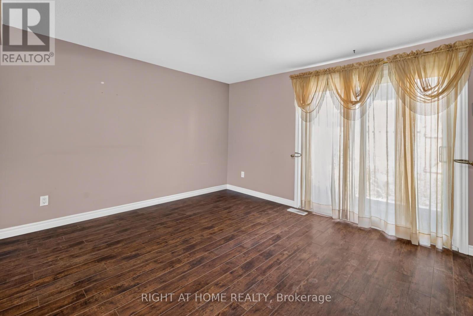 #11 215 GLAMIS ROAD - Image 12