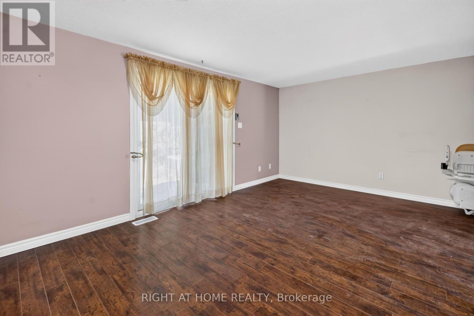 #11 215 GLAMIS ROAD - Image 13