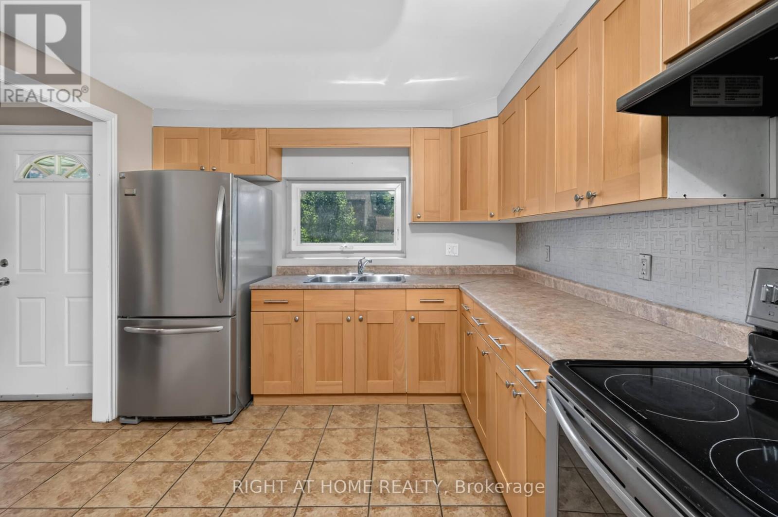 #11 215 GLAMIS ROAD - Image 14