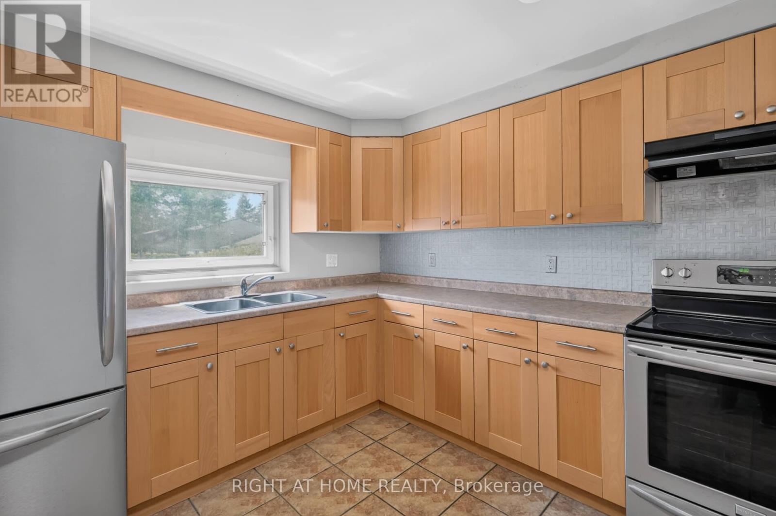 #11 215 GLAMIS ROAD - Image 15