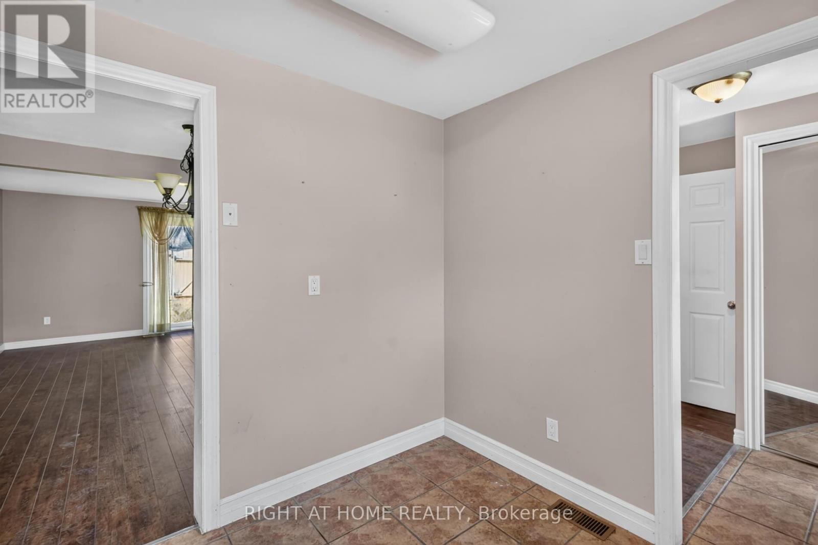 #11 215 GLAMIS ROAD - Image 16