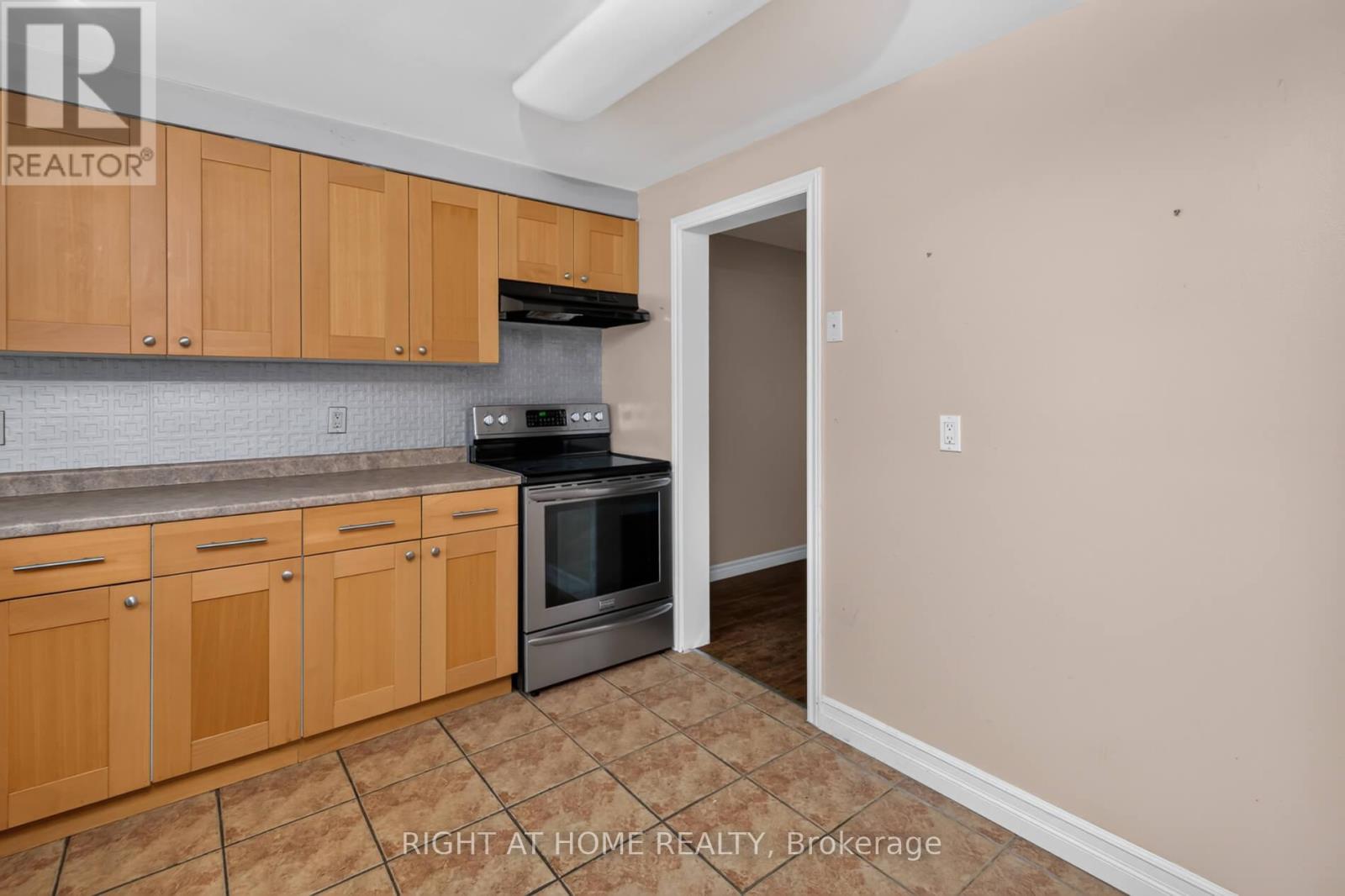 #11 215 GLAMIS ROAD - Image 17