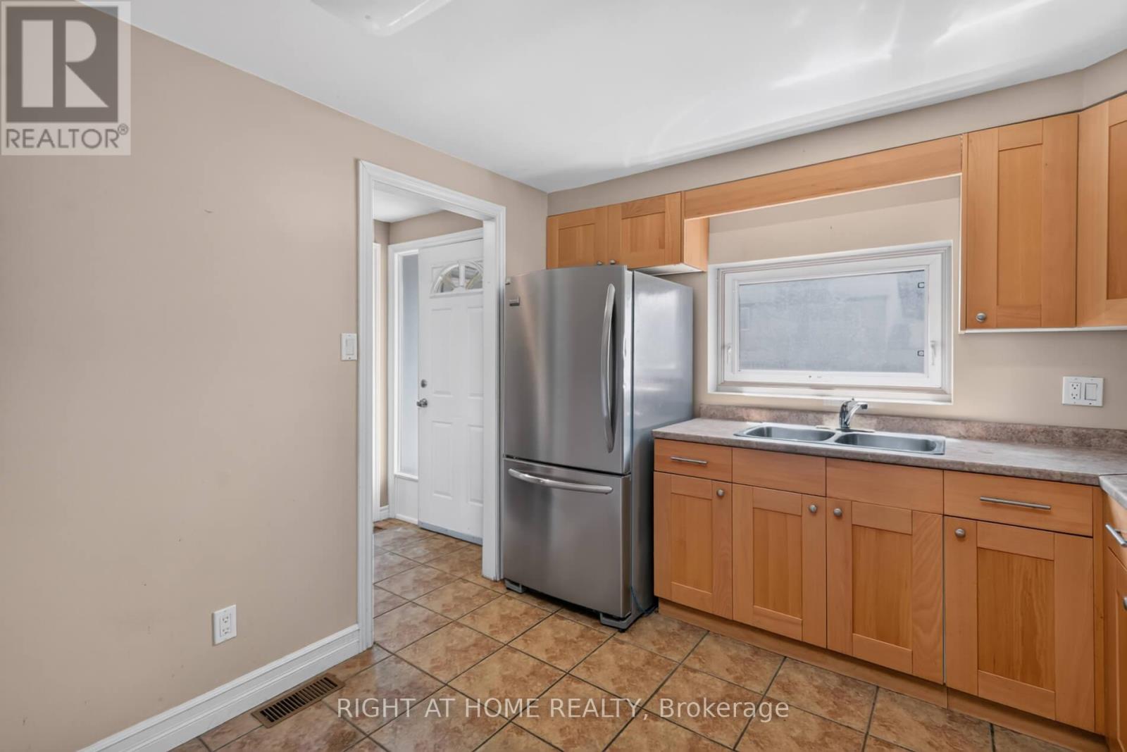 #11 215 GLAMIS ROAD - Image 18