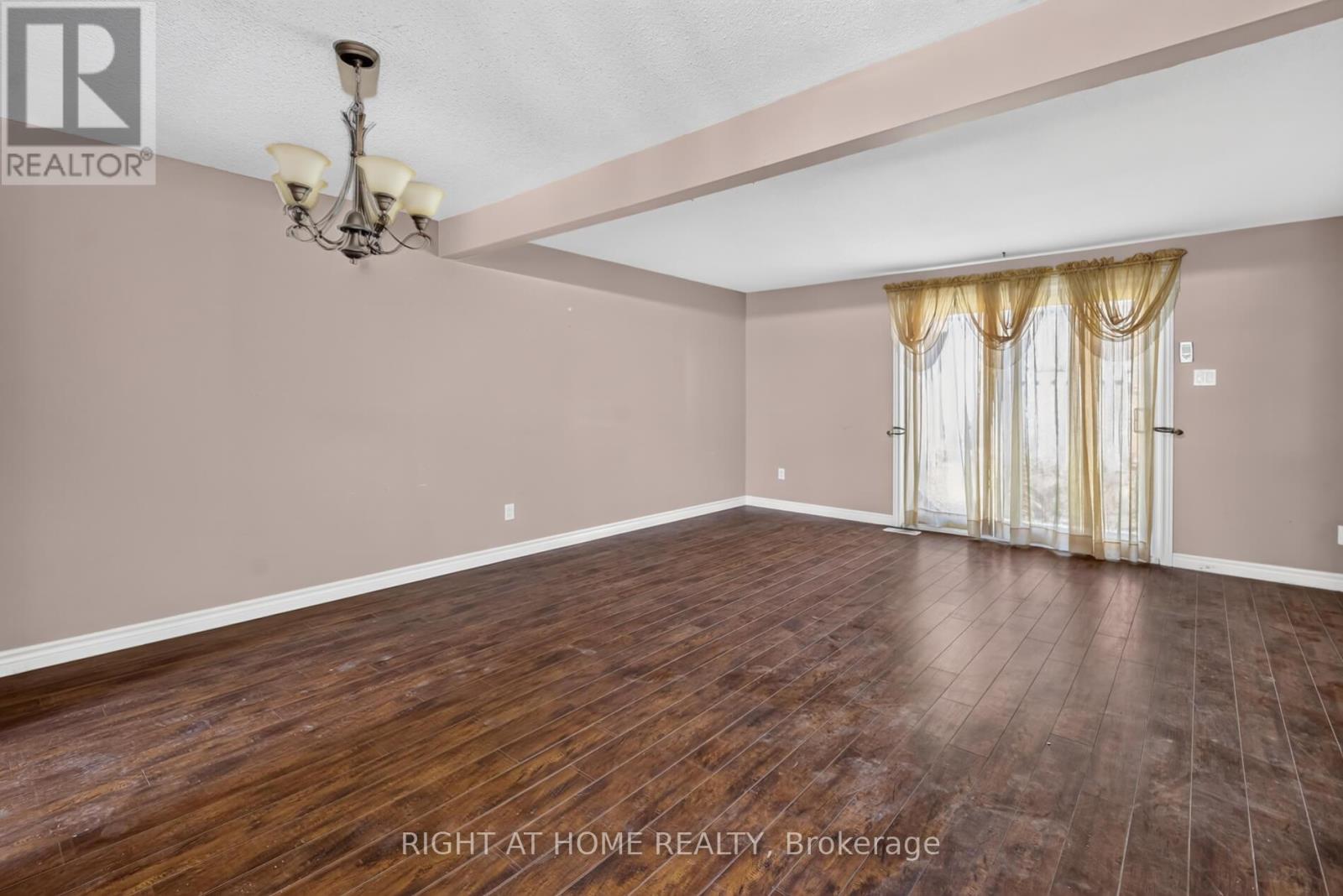 #11 215 GLAMIS ROAD - Image 7