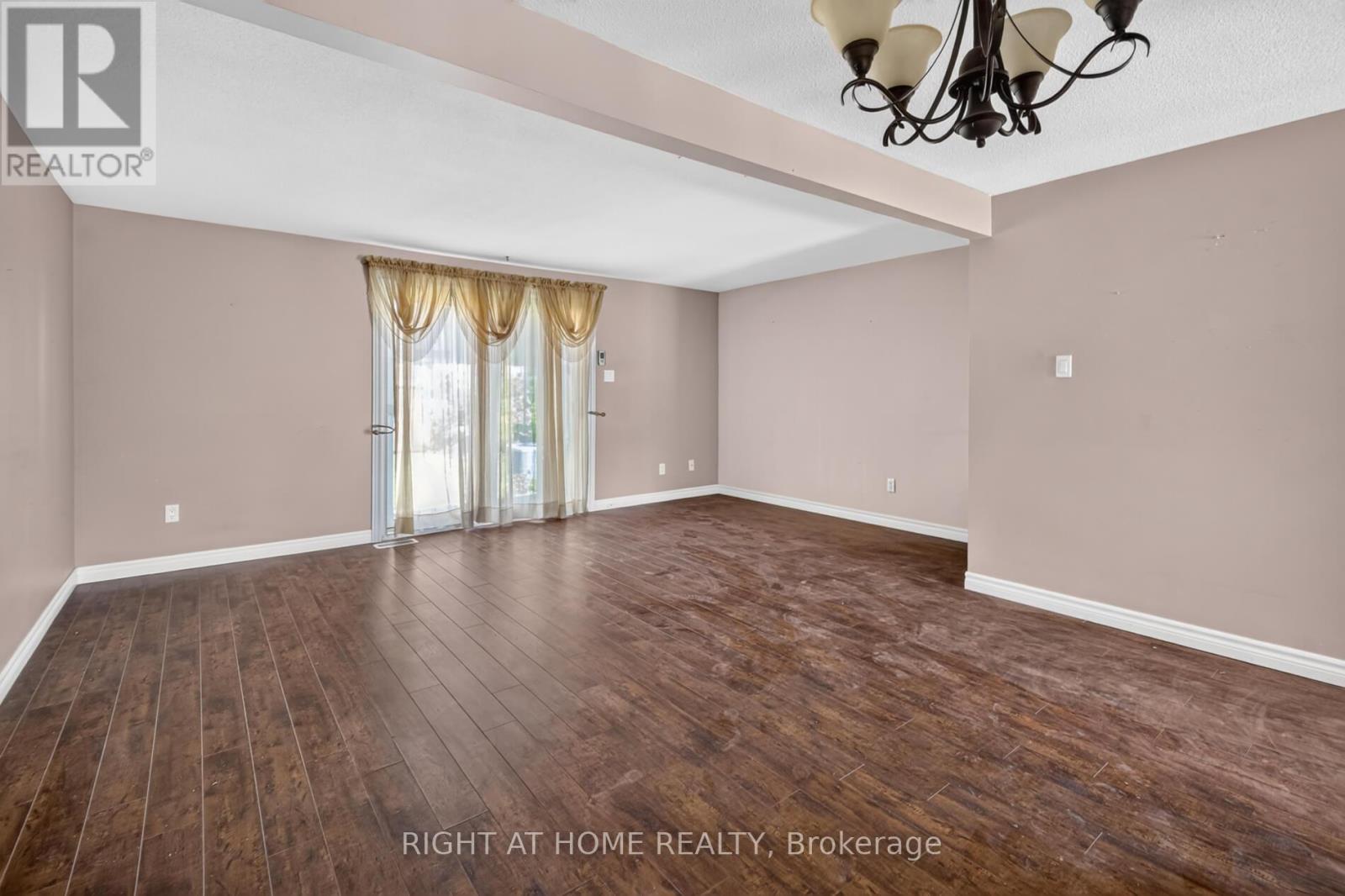 #11 215 GLAMIS ROAD - Image 8