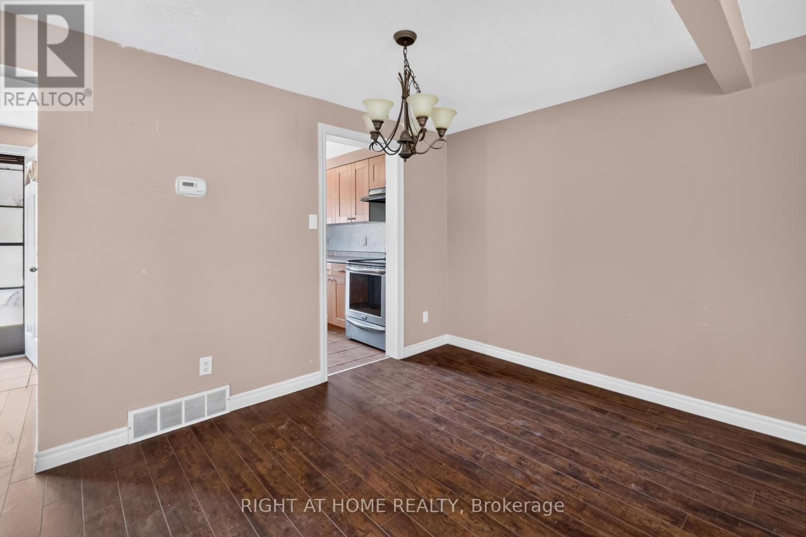 #11 215 GLAMIS ROAD - Image 9