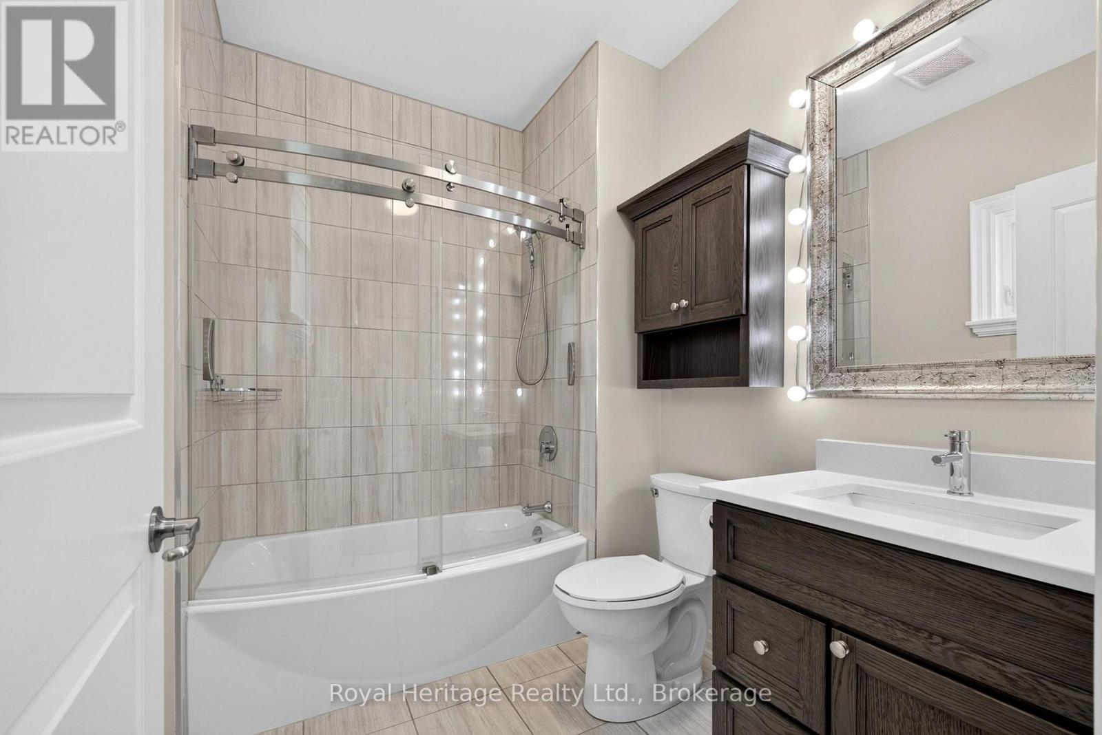 #204 25 KING STREET - Image 16