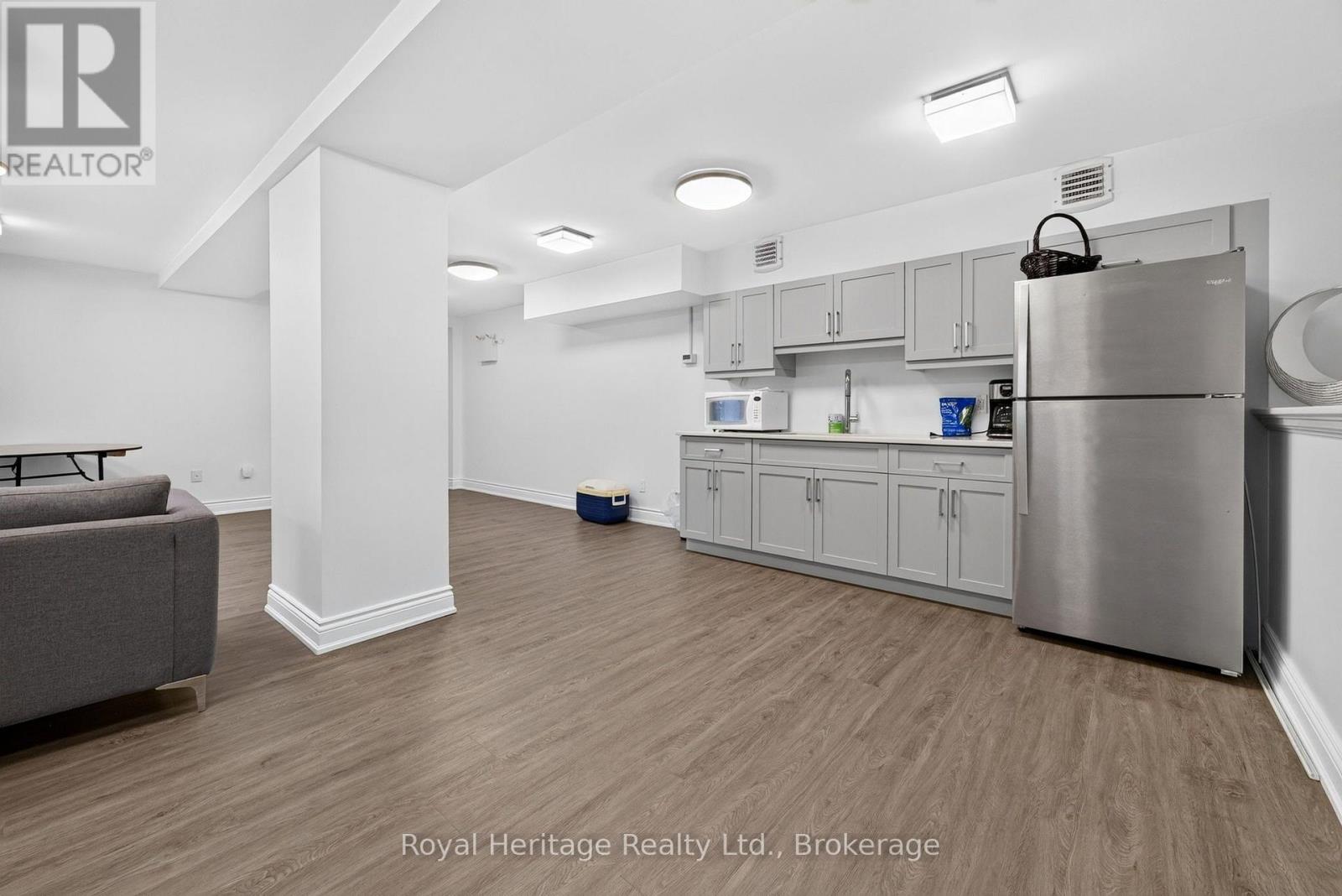 #204 25 KING STREET - Image 28
