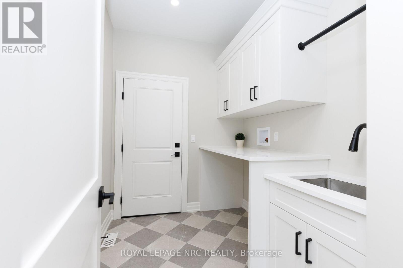 270 LANCASTER DRIVE - Image 21