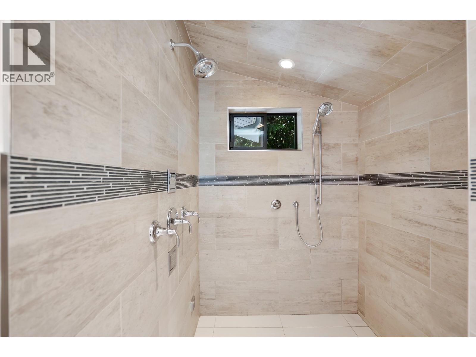 38089 GUILFORD DRIVE, Squamish
