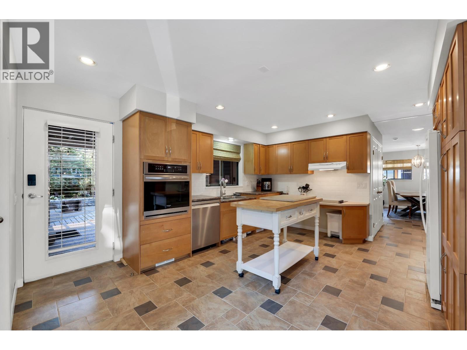 38089 GUILFORD DRIVE, Squamish