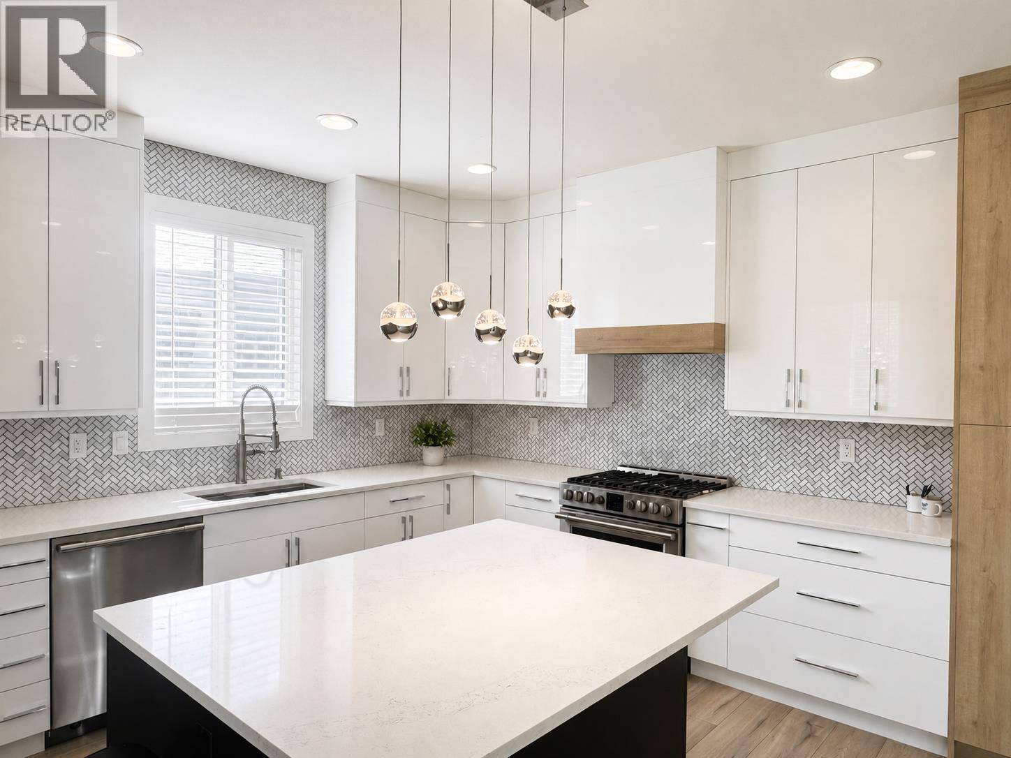 Photo 12 of 41 — 3731 PARKVIEW CRESCENT · Prince George, BC