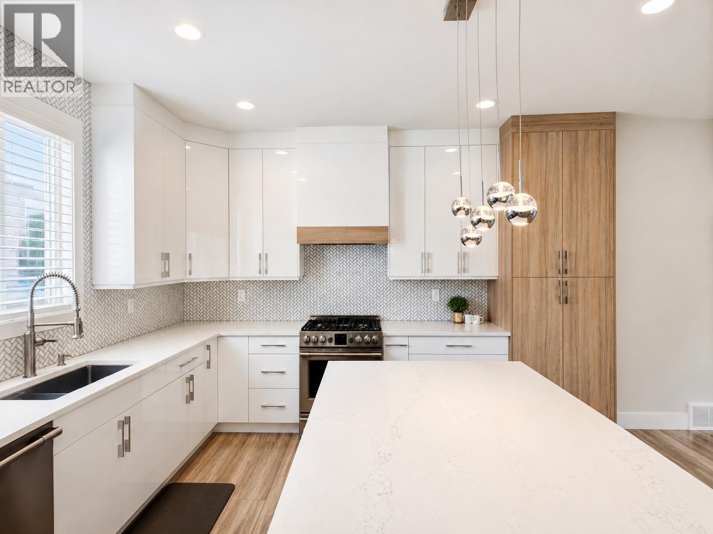 Photo 11 of 41 — 3731 PARKVIEW CRESCENT · Prince George, BC