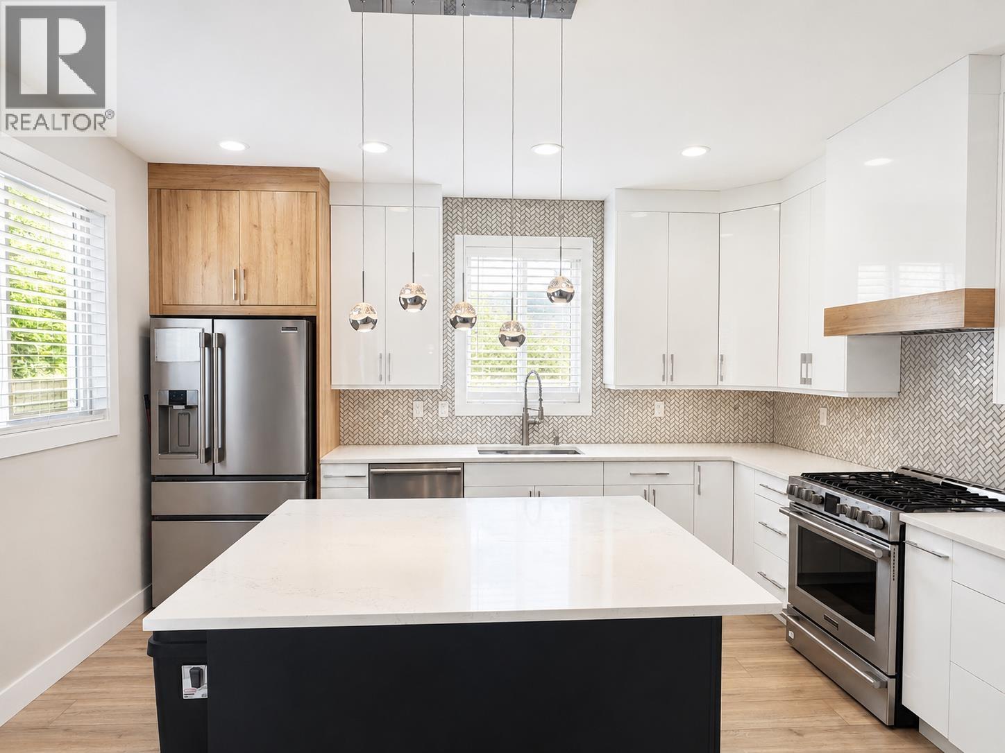 Photo 10 of 41 — 3731 PARKVIEW CRESCENT · Prince George, BC