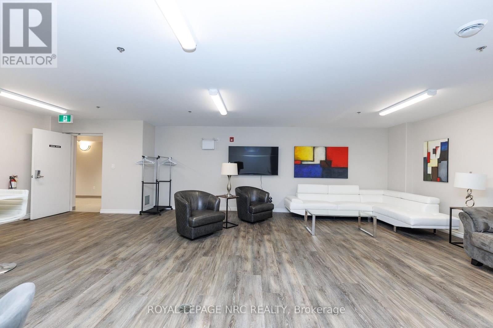 #205 529 SOUTH PELHAM ROAD - 33