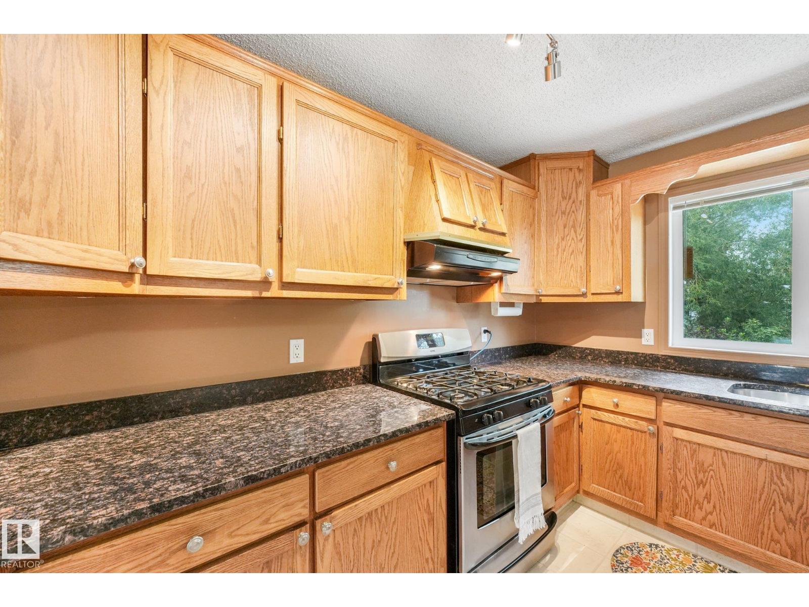 5502 45 ST - 8