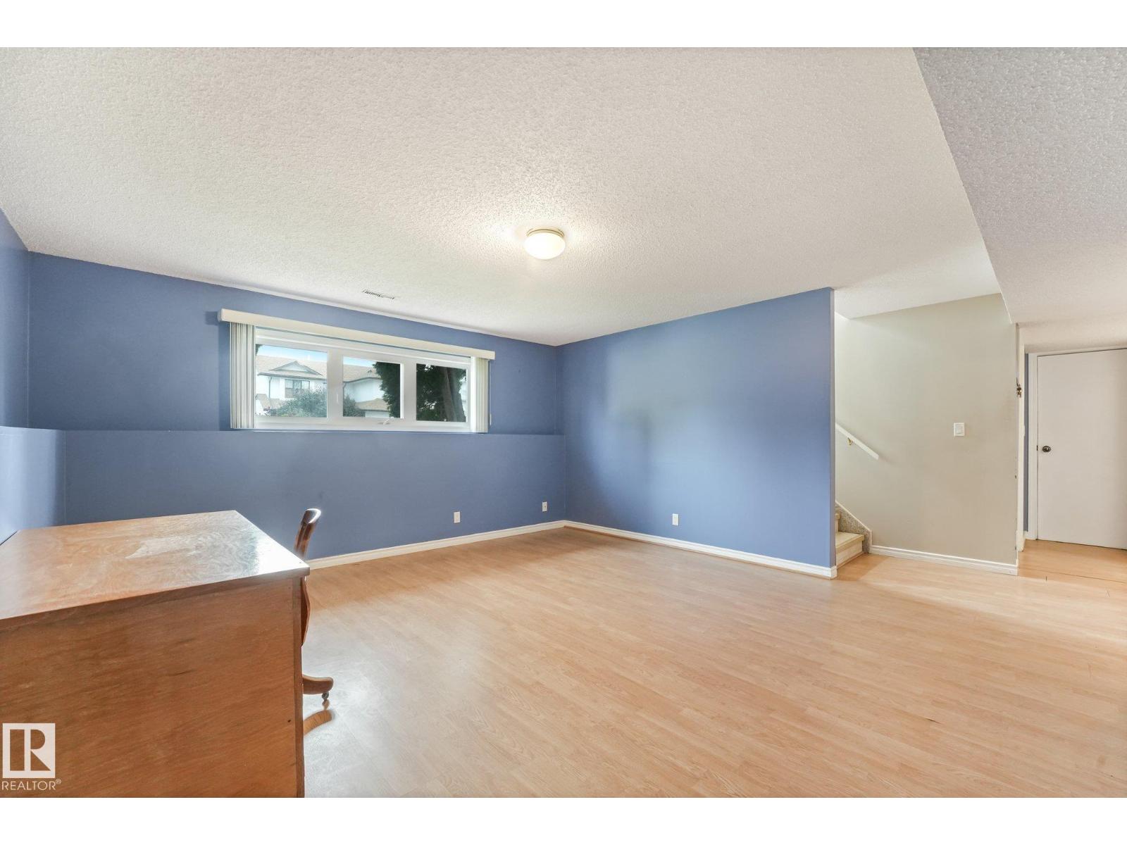 5502 45 ST - 35