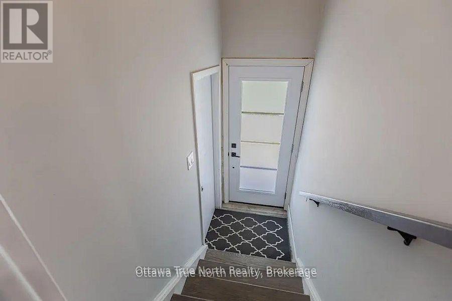 3 Bed, 1 Bath House for Rent in Ottawa – 35 TAUVETTE STREET, Ottawa – MLS# X13594646 - Image 11