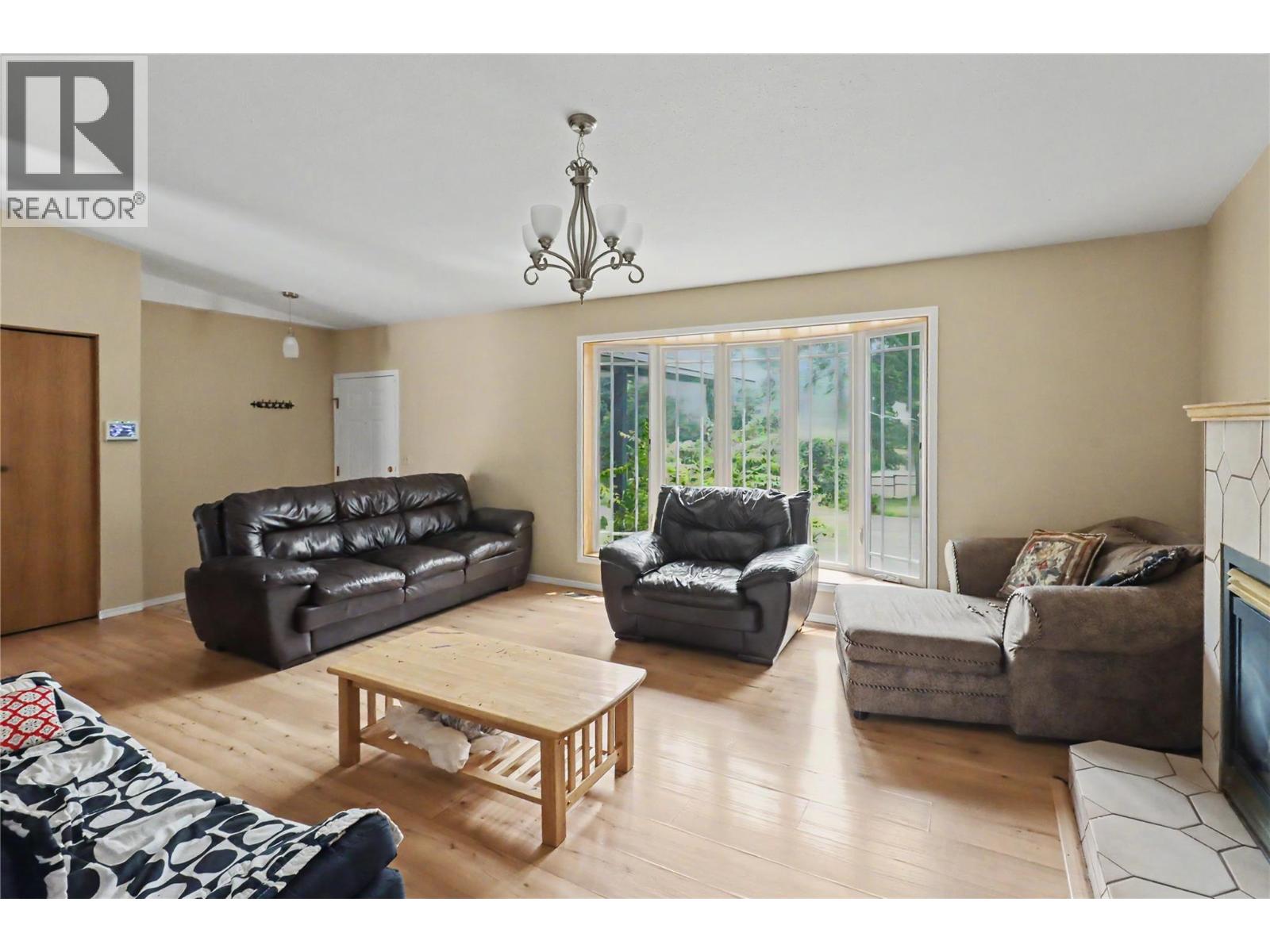 4055 Victoria Road - 3