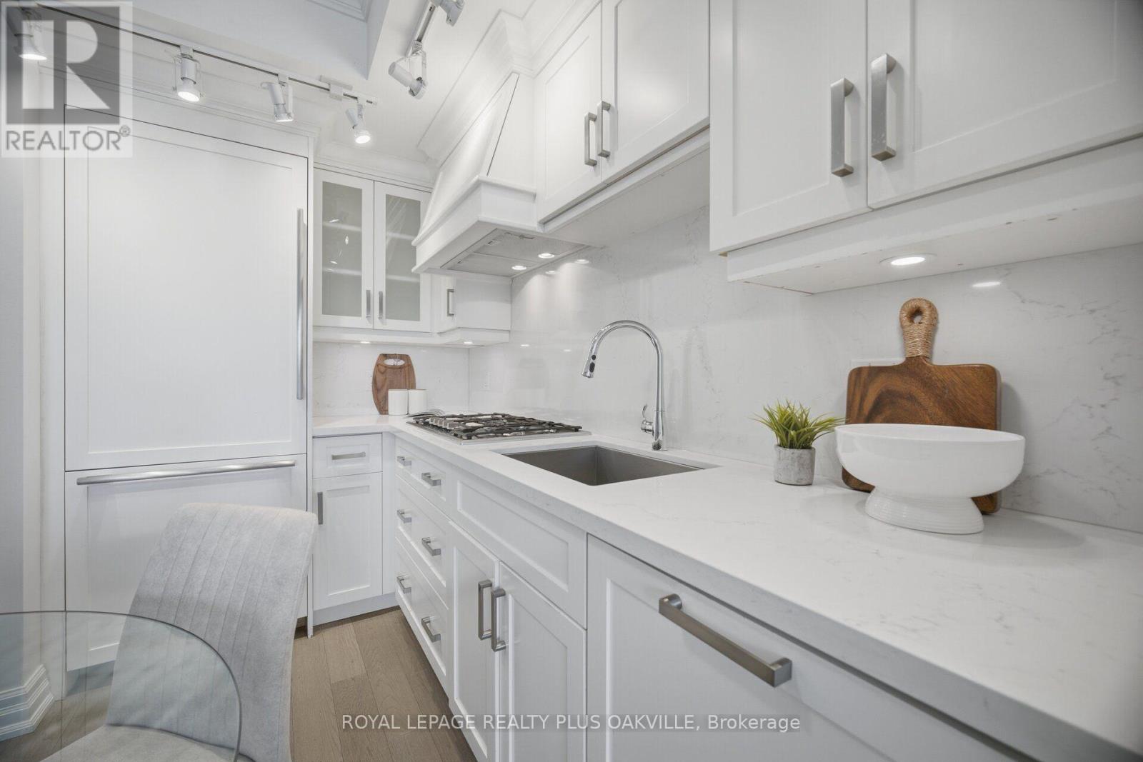 #303A 2060 LAKESHORE ROAD - 11