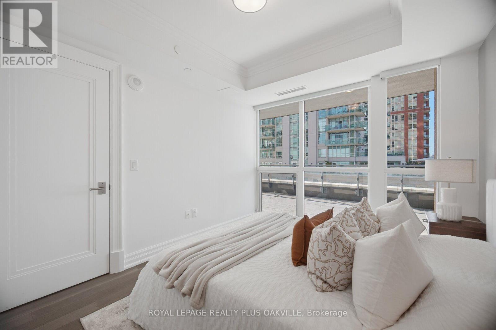 #303A 2060 LAKESHORE ROAD - 19