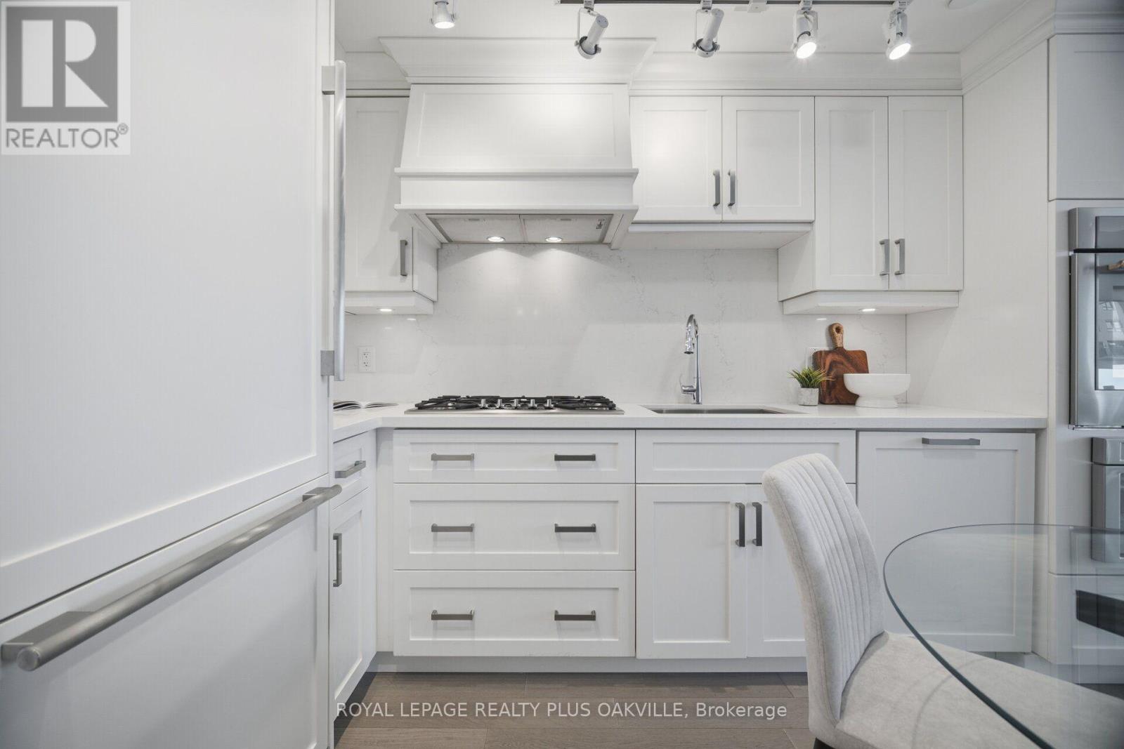 #303A 2060 LAKESHORE ROAD - 9