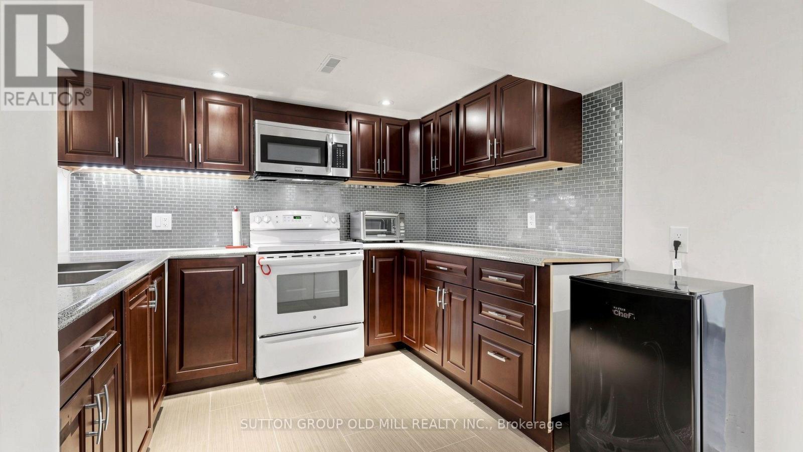 6 HILLDALE ROAD - 29