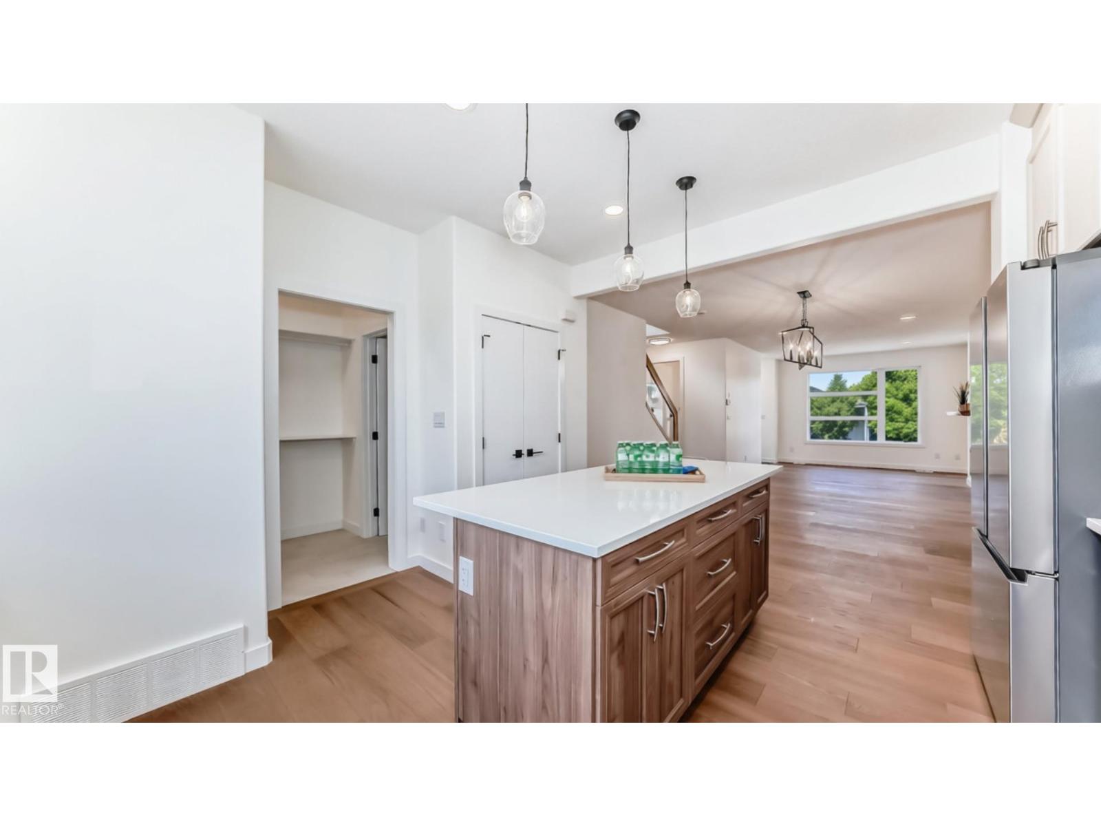 10721 70 AV NW - 9