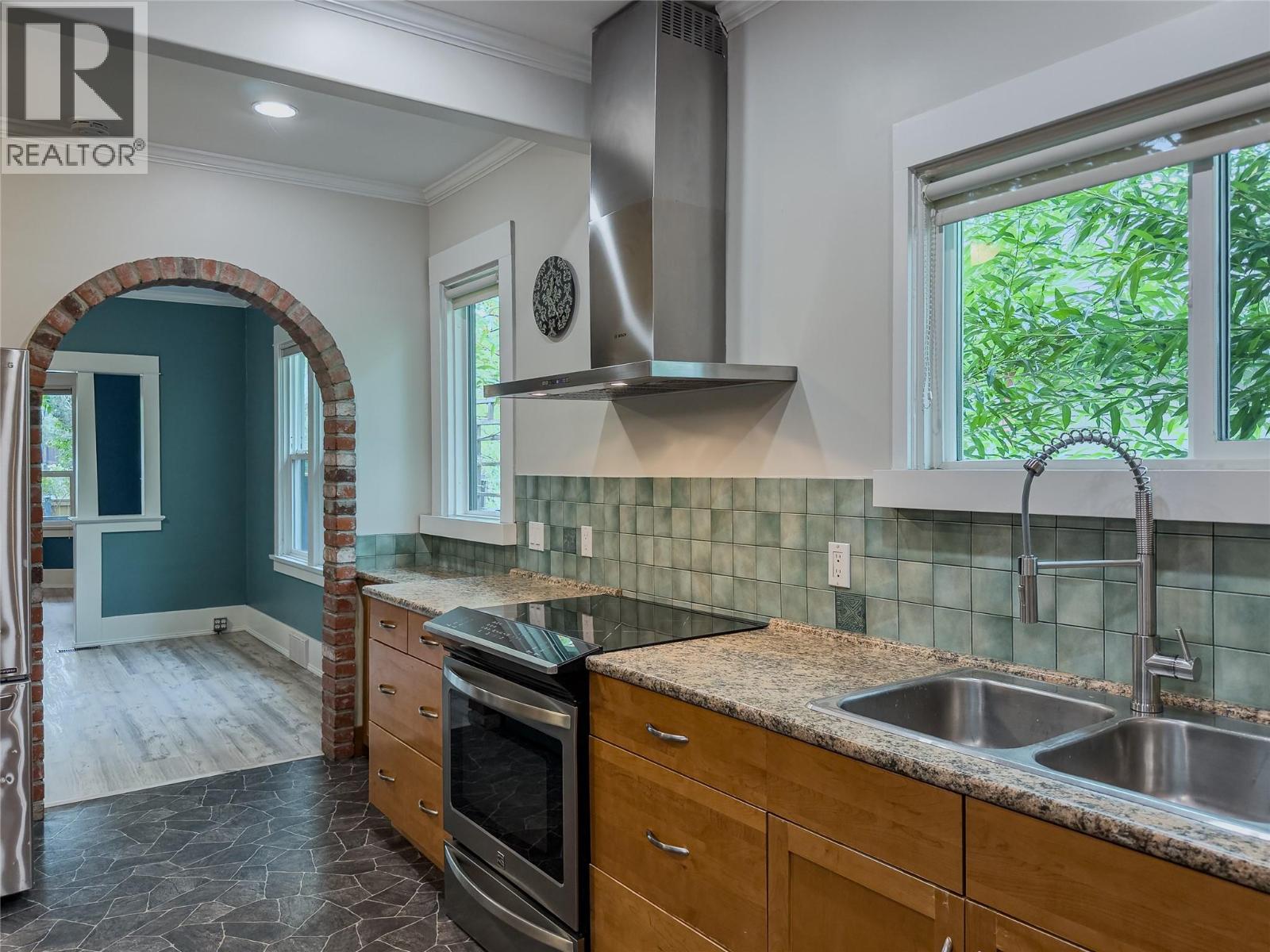 676 BATTLE Street - 10