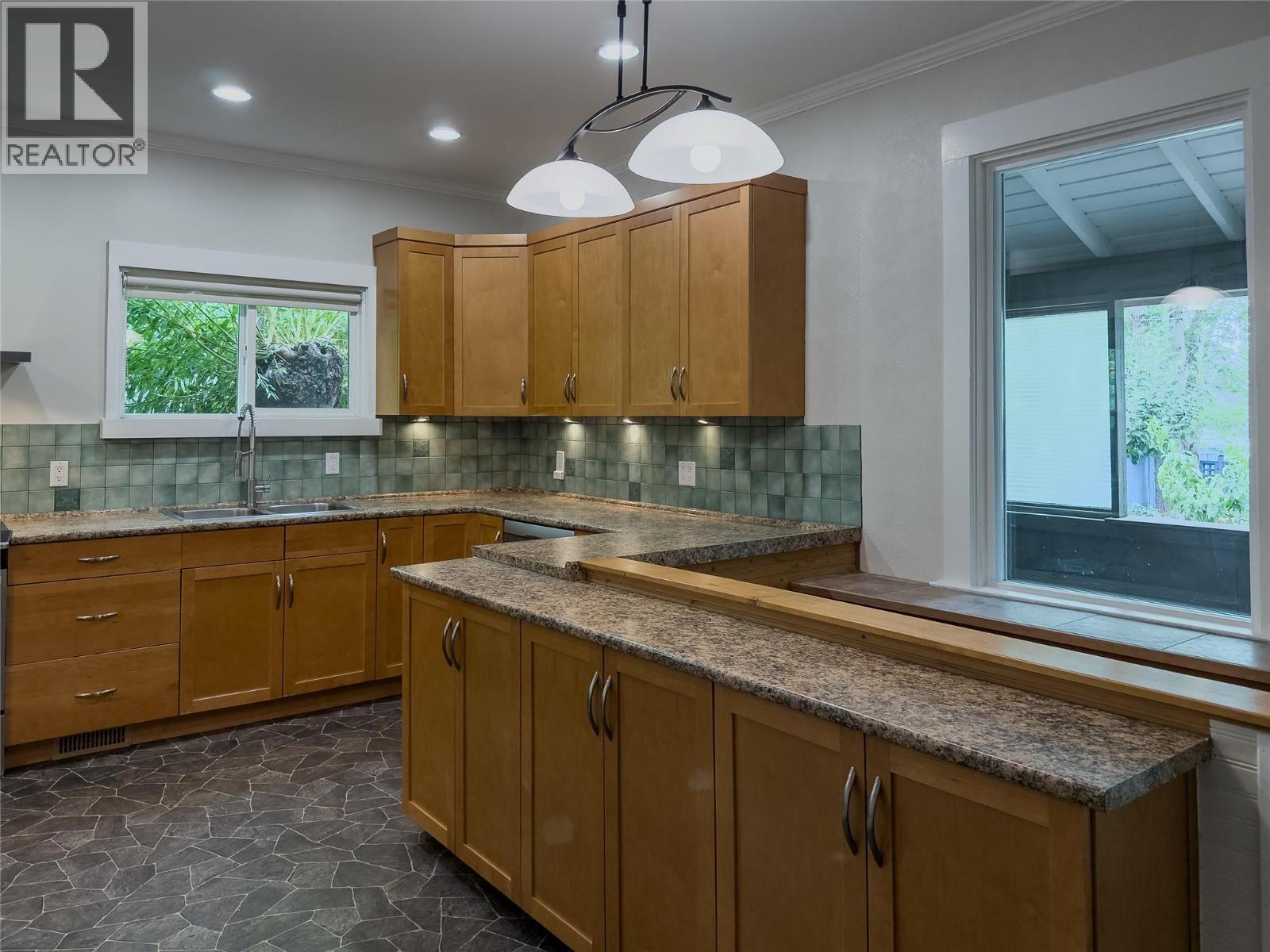 676 BATTLE Street - 13