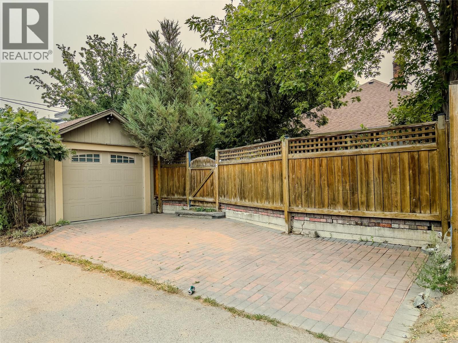 676 BATTLE Street - 30