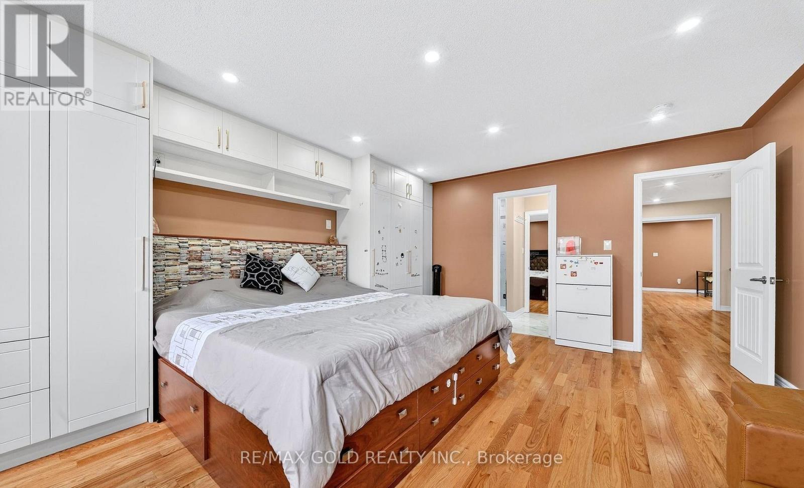 161 SHEPHARD AVENUE - 26