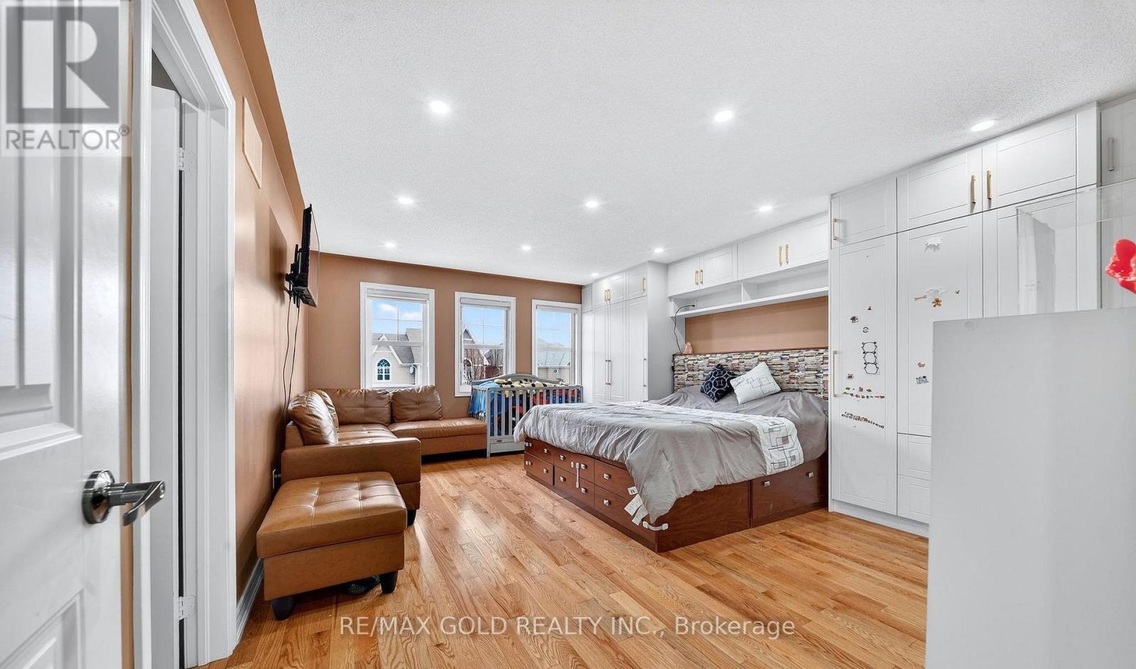 161 SHEPHARD AVENUE - 27
