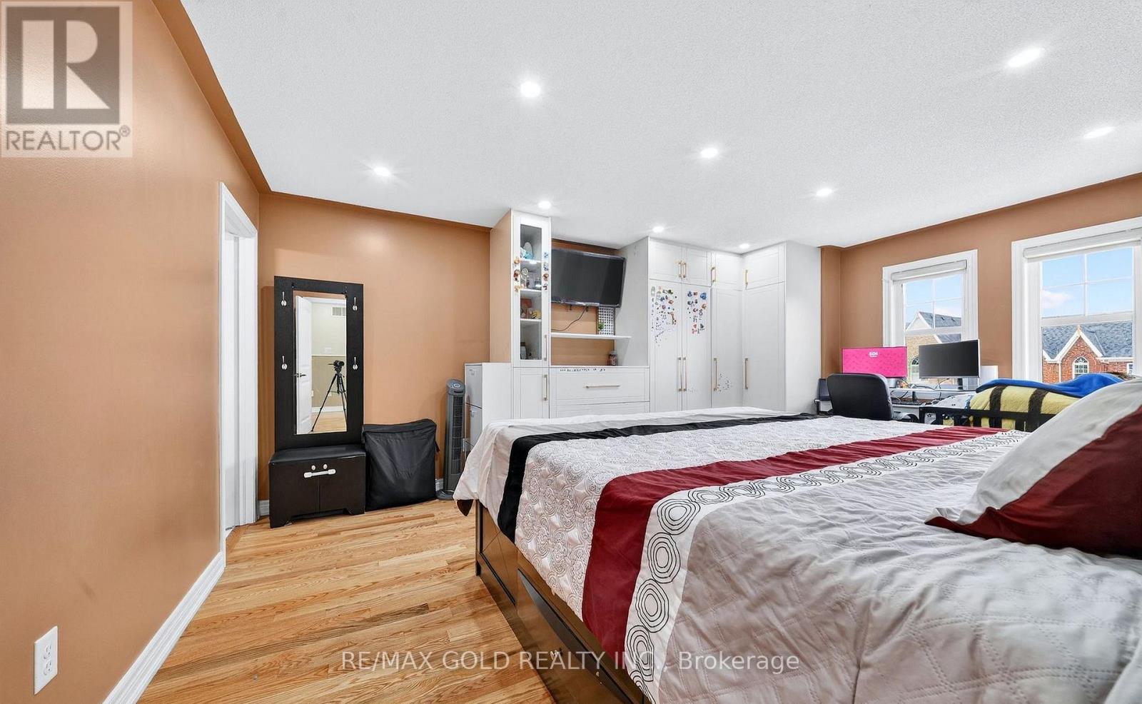161 SHEPHARD AVENUE - 32